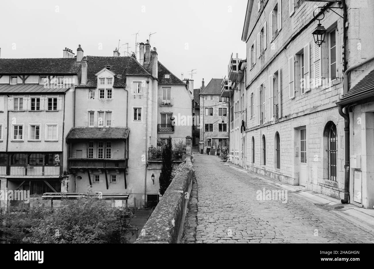 Wunderschöne Ansicht der gepflasterten alten Straße in Dole, Frankreich.Schwarz-Weiß-Fotografie Stockfoto