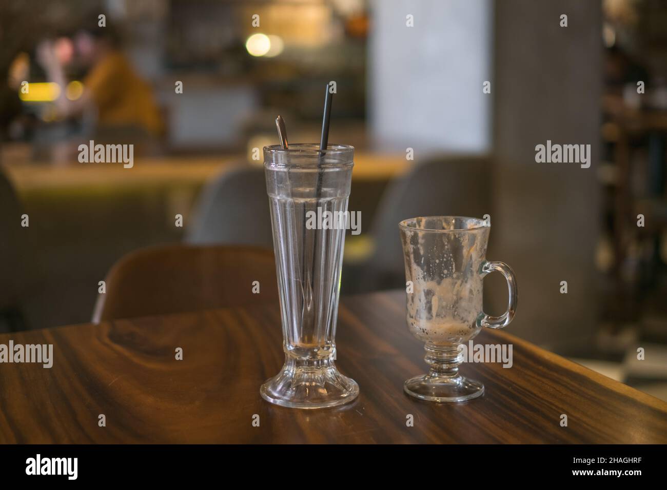 Zwei leere Becher aus Eiskaffee auf dem Tisch im Café. Hochwertige Fotos Stockfoto