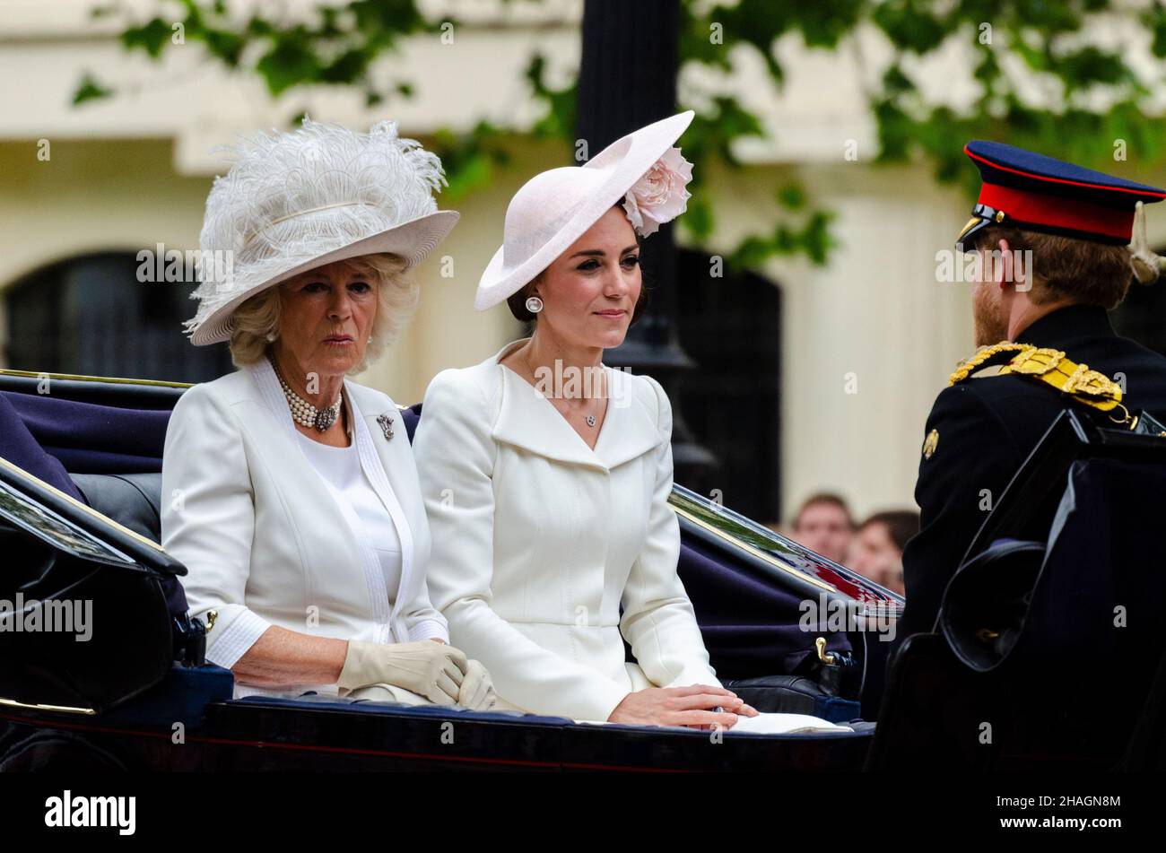 Kate Middleton, Herzogin von Cambridge und Camilla, Herzogin von Cornwall in Kutsche während des Trooping the Color. Mit Blick Auf Prinz Harry Stockfoto