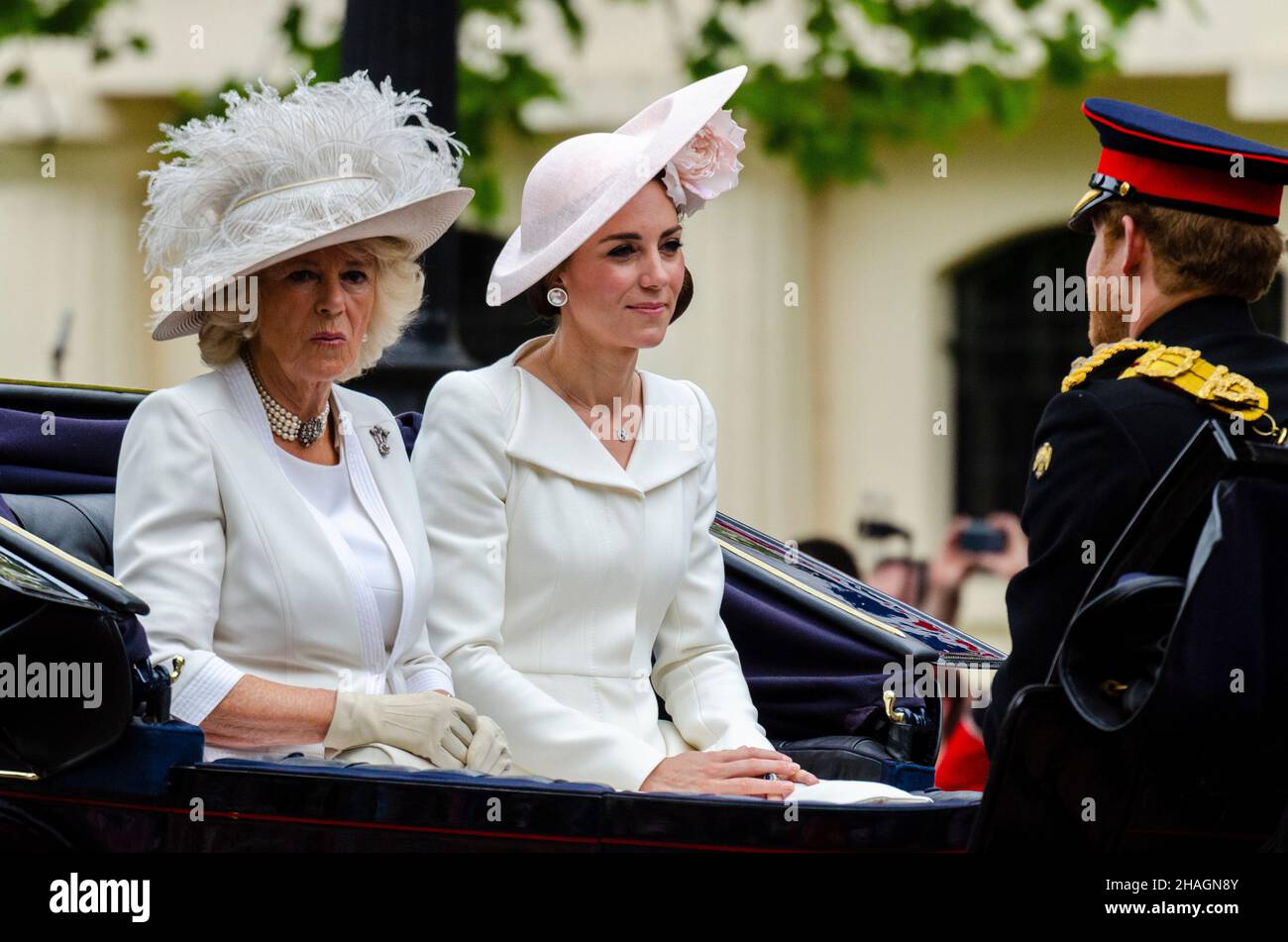 Kate Middleton, Herzogin von Cambridge und Camilla, Herzogin von Cornwall in Kutsche während des Trooping the Color. Mit Blick Auf Prinz Harry. Augenkontakt Stockfoto