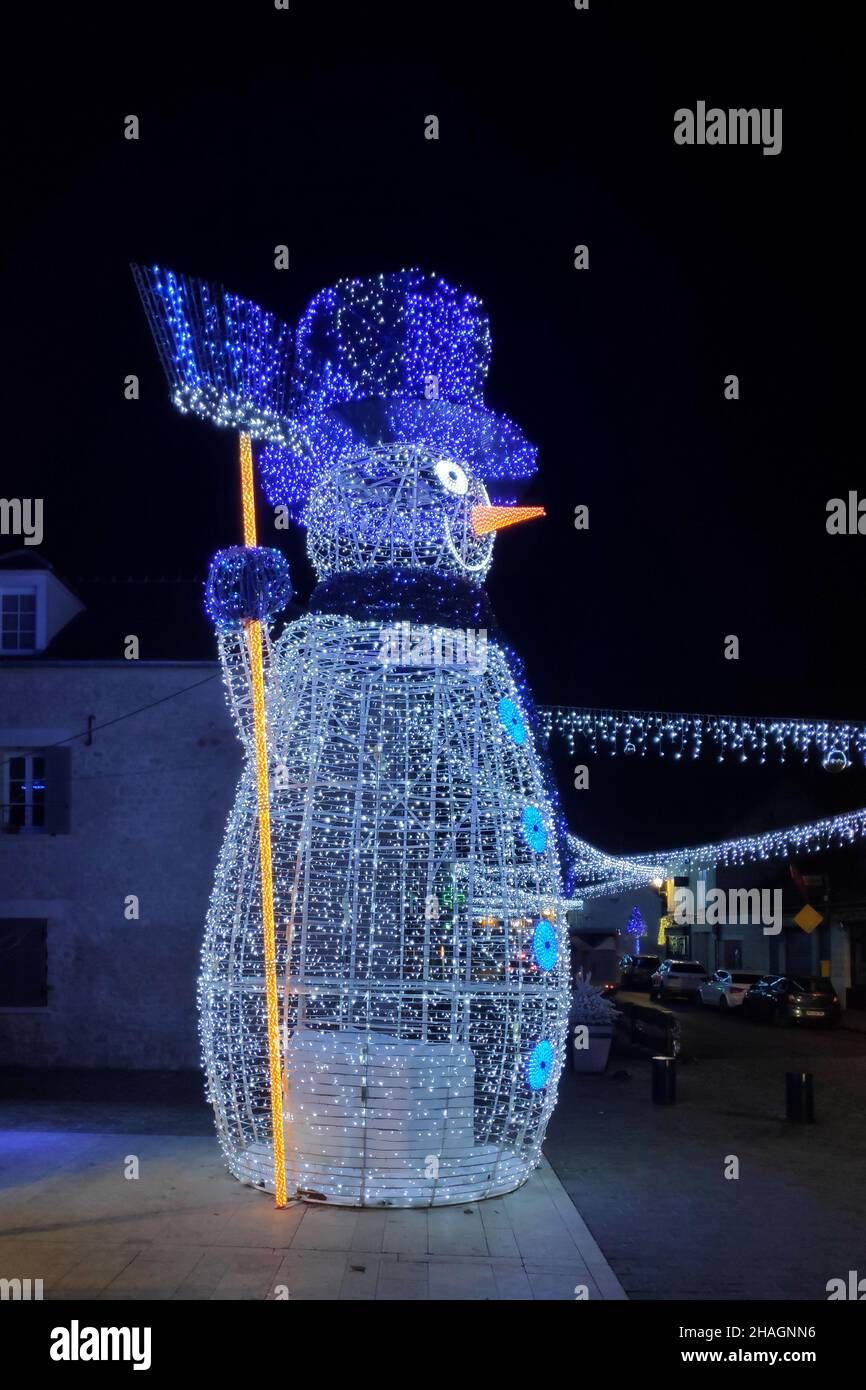 Schneemann Weihnachtsdekoration im Stadtzentrum von Gouvieux, Frankreich. Stockfoto