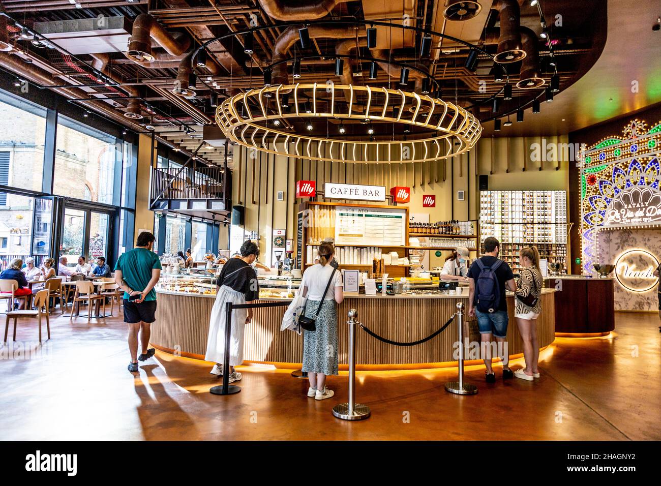 Café und Desserttheke in Eataly, London, Großbritannien Stockfoto