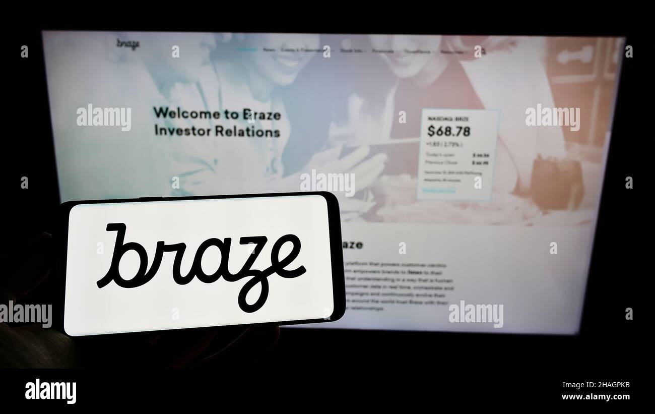 Person, die das Smartphone mit dem Logo des US-amerikanischen Marketing-Software-Unternehmens Braze Inc. Auf dem Bildschirm vor der Website hält. Konzentrieren Sie sich auf die Telefonanzeige. Stockfoto