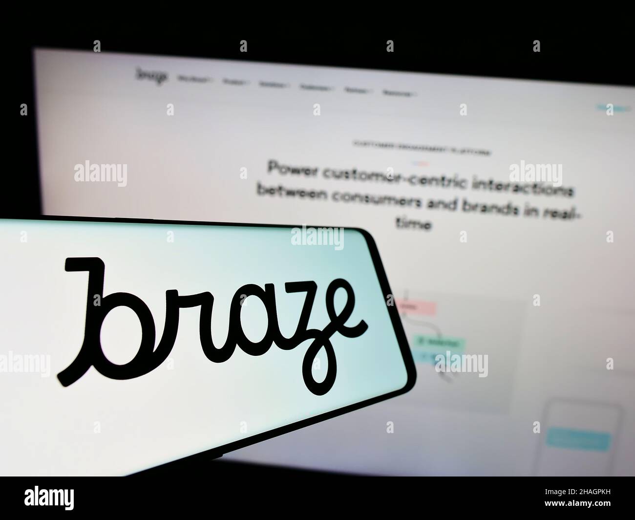 Smartphone mit Logo des US-amerikanischen Marketing-Software-Unternehmens Braze Inc. Auf dem Bildschirm vor der Business-Website. Konzentrieren Sie sich auf die Mitte des Telefondisplays. Stockfoto