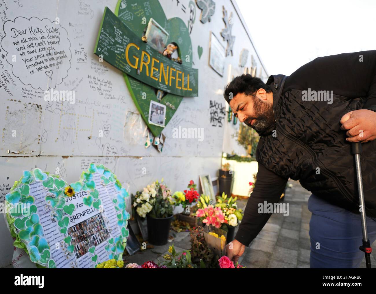 London, Großbritannien. 10th Dez 2021. Nabil Choucair präsentiert Blumen zu Ehren seiner Verwandten, die während des Brandes im Grenfell Tower 2017 in London, Großbritannien, am 10. Dezember 2021 ihr Leben verloren haben. Das weltumstürzende Feuer im Grenfell Tower 2017 in London, bei dem mehr als 70 Menschen ums Leben kamen, verschlang auch Choucairs Hoffnung auf soziale Gerechtigkeit. SO GEHT ES WEITER MIT 'World Insights: Rufe nach Überleben, Gerechtigkeit -- Menschenrechtsumfrage im Ausland' Credit: Li Ying/Xinhua/Alamy Live News Stockfoto