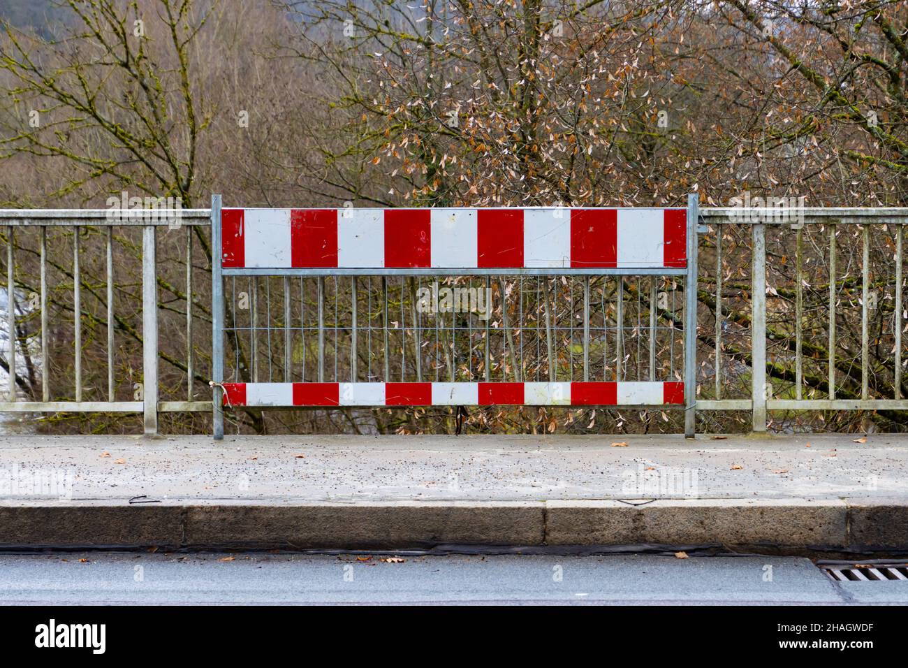 Baubarriere auf einem beschädigten Brückengeländer Stockfoto