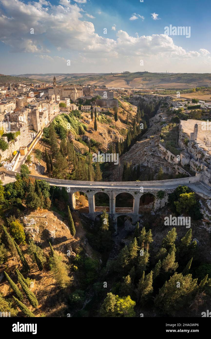Blick auf die Altstadt von Gravina und die Aquädukt-Brücke über den Canyon. Provinz Bari, Apulien, Italien, Europa. Stockfoto