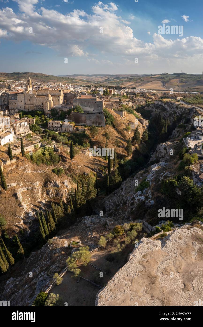 Blick auf die Altstadt von Gravina und die Aquädukt-Brücke über den Canyon. Provinz Bari, Apulien, Italien, Europa. Stockfoto