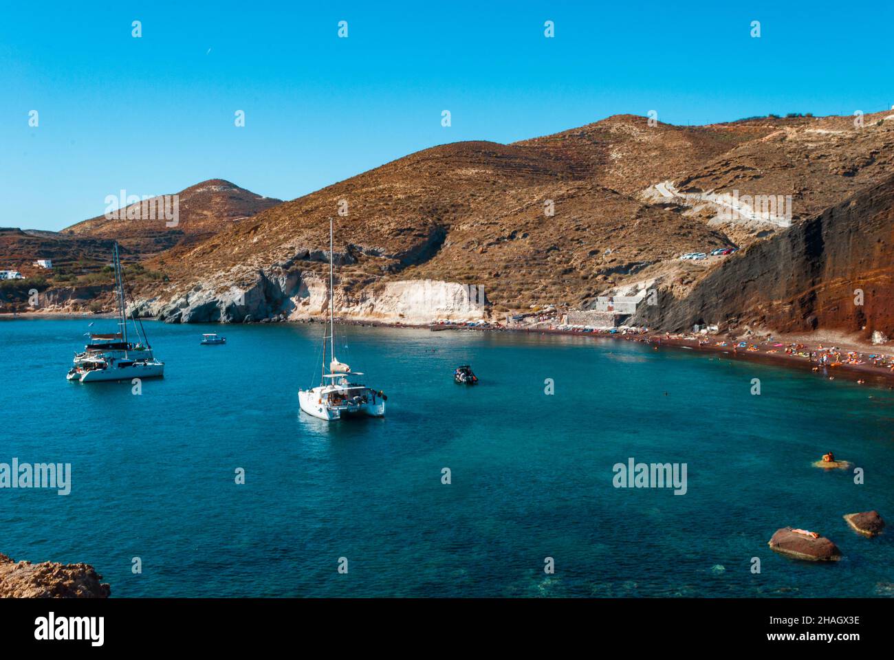 Blick auf die Bucht von Kokkini und den Roten Strand von Santorin Stockfoto