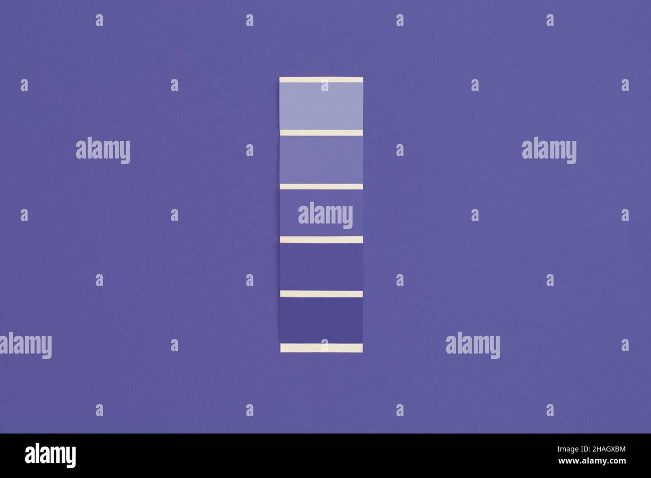 Farbfeld mit Farbe des Jahres 2022 - sehr peri. Farbtrend-Palette. Draufsicht, flach liegend. Stockfoto