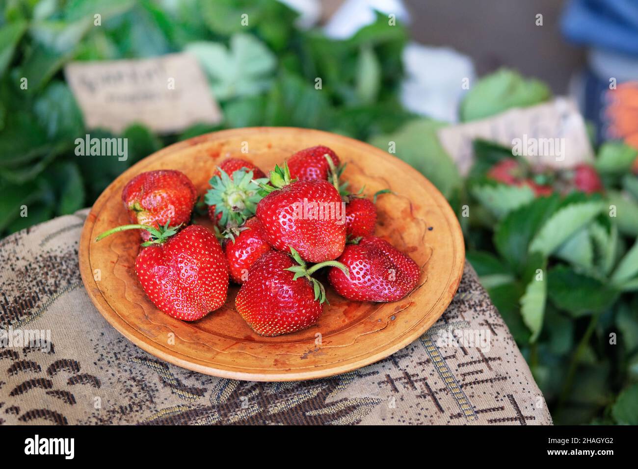 Erdbeeren auf dem lokalen Bauernmarkt. Nützliche Beeren mit vielen Vitaminen und Mikroelementen. Gesunde vegetarische Speisen. Nahaufnahme. Stockfoto