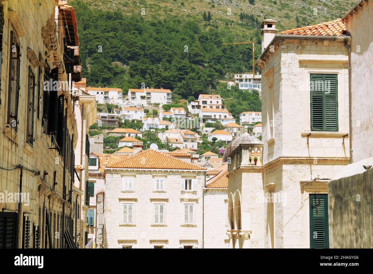 Sommer in Kroatien, Dubrovnik. Durchgang zwischen den Mauern zur Altstadt, dem historischen Teil der Stadt. Zwischen den Wänden der Häuser, Blick auf die Dächer. Stockfoto