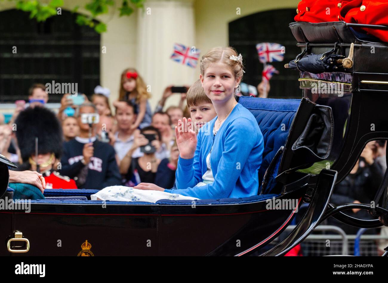 Lady Louise Windsor und James, Viscount Severn, in einer Kutsche während des Trooping the Color 2016. Kinder des Grafen und der Gräfin von Wessex Stockfoto