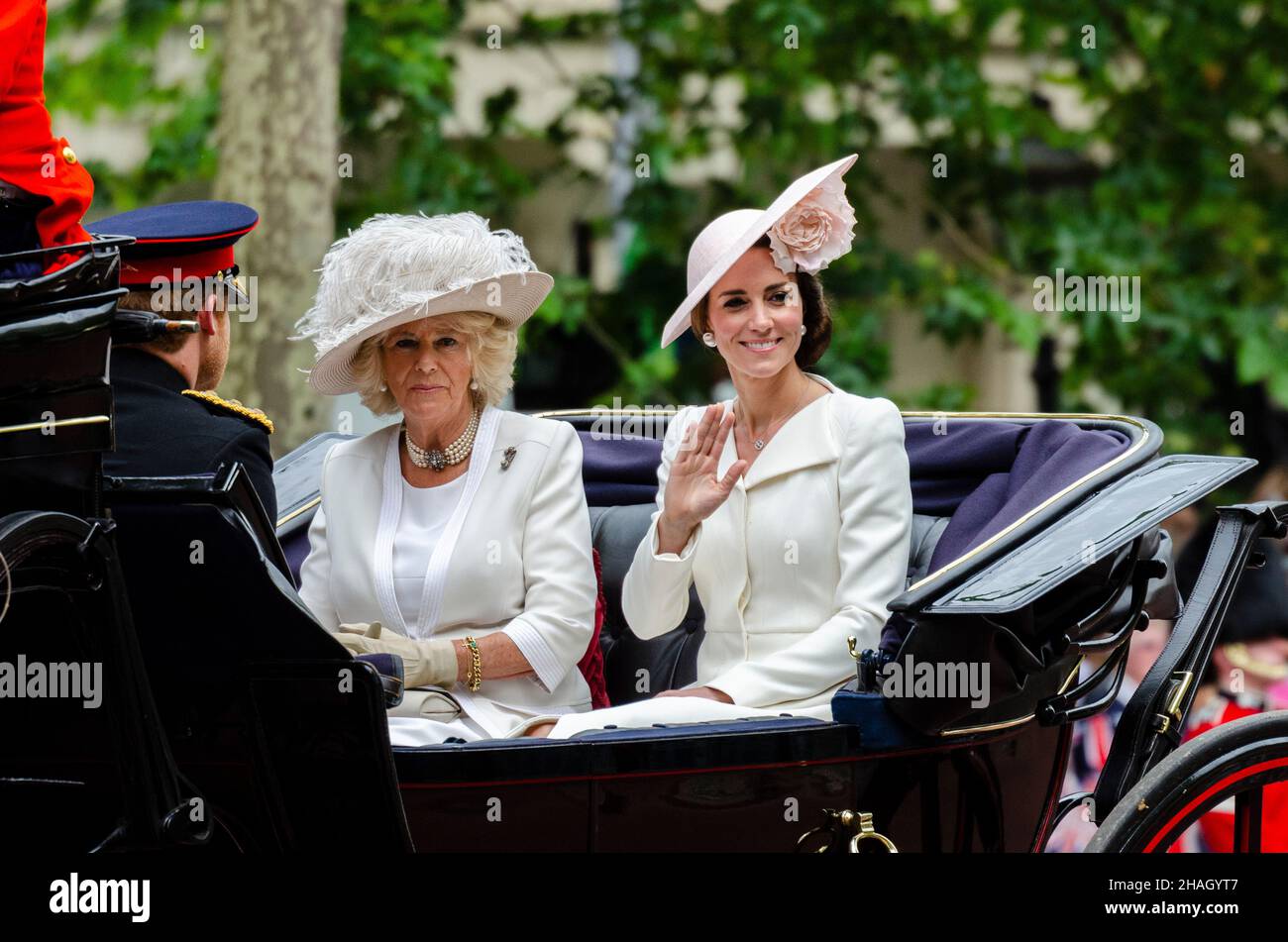 Kate Middleton, Herzogin von Cambridge, Camilla, Herzogin von Cornwall, in Kutsche gegenüber Harry. Trooping the Color 2016. Royal Family, The Mall London Stockfoto