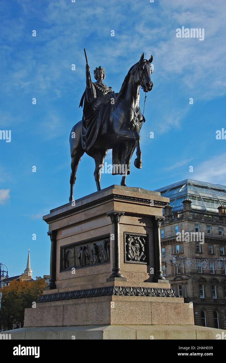 Reiterdenkmal der Königin Victoria von Baron Carlo Marochetti. George Square, Glasgow, Schottland, Vereinigtes Königreich, Europa. Stockfoto