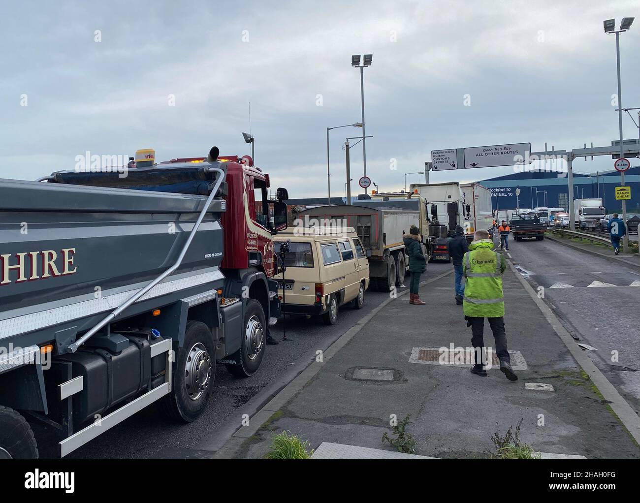 Die Szene im Hafen von Dublin, als Spediteure eine Demonstration über die Kraftstoffkosten inszenieren. Bilddatum: Montag, 13. Dezember 2021. Stockfoto