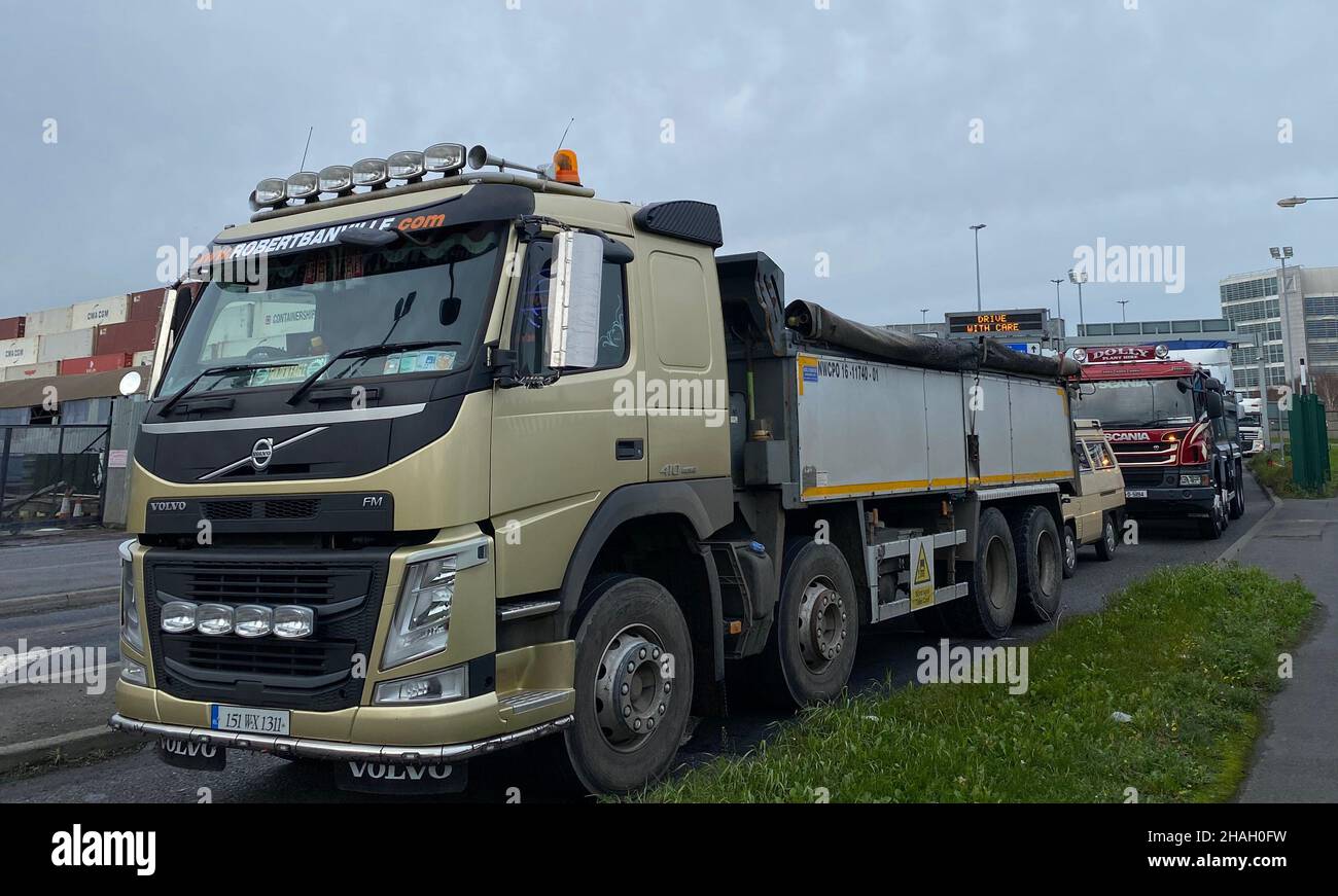 Die Szene im Hafen von Dublin, als Spediteure eine Demonstration über die Kraftstoffkosten inszenieren. Bilddatum: Montag, 13. Dezember 2021. Stockfoto