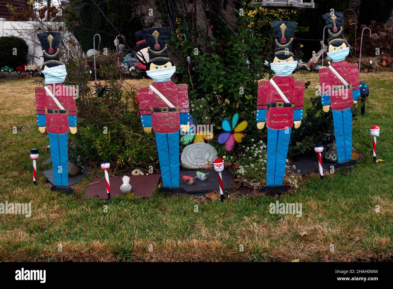 WEIHNACHTEN SPIELZEUG SOLDATEN im Alter von covid, ein Hof ist mit traditionellen Nussknacker Soldaten geschmückt, aber dieses Jahr, trägt Masken. In Queens, NYC. Stockfoto