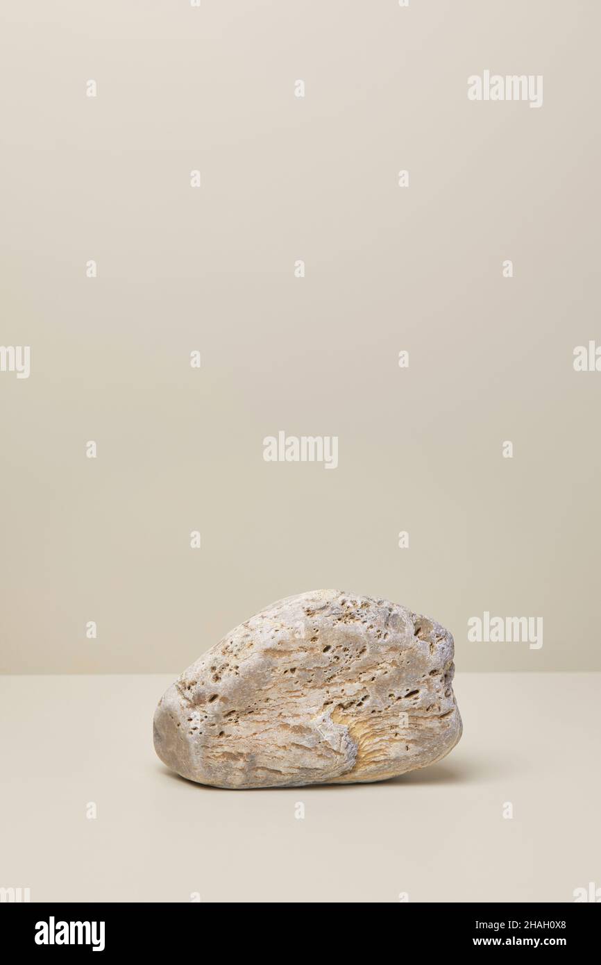 Naturszene mit Sockel aus beigefarbenem Naturstein Stockfoto