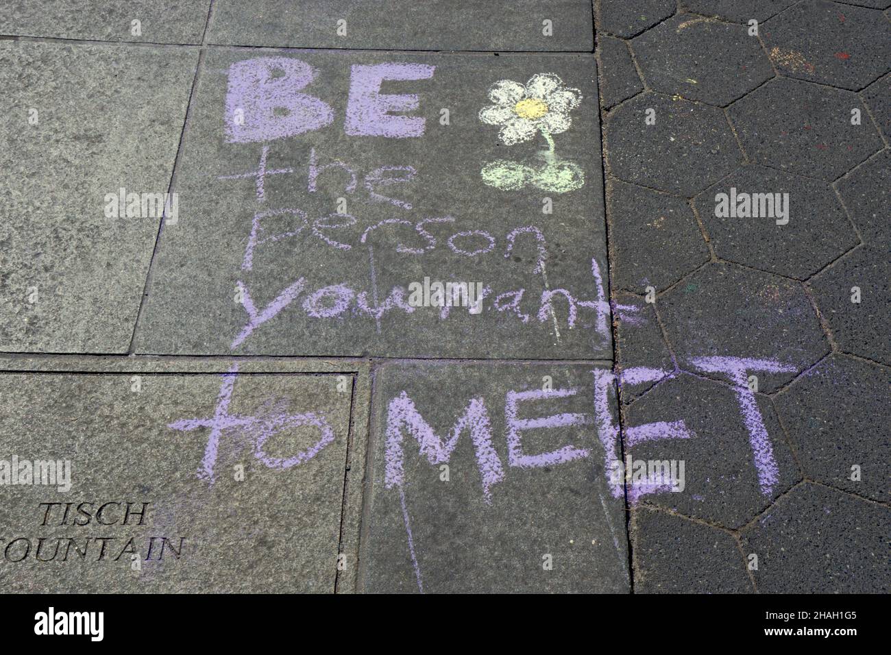 Eine Kreidebotschaft, die darauf hindeutet, dass man die Person wird, die sie selbst treffen möchten. In der Nähe des Brunnens im Washington Square Park Stockfoto