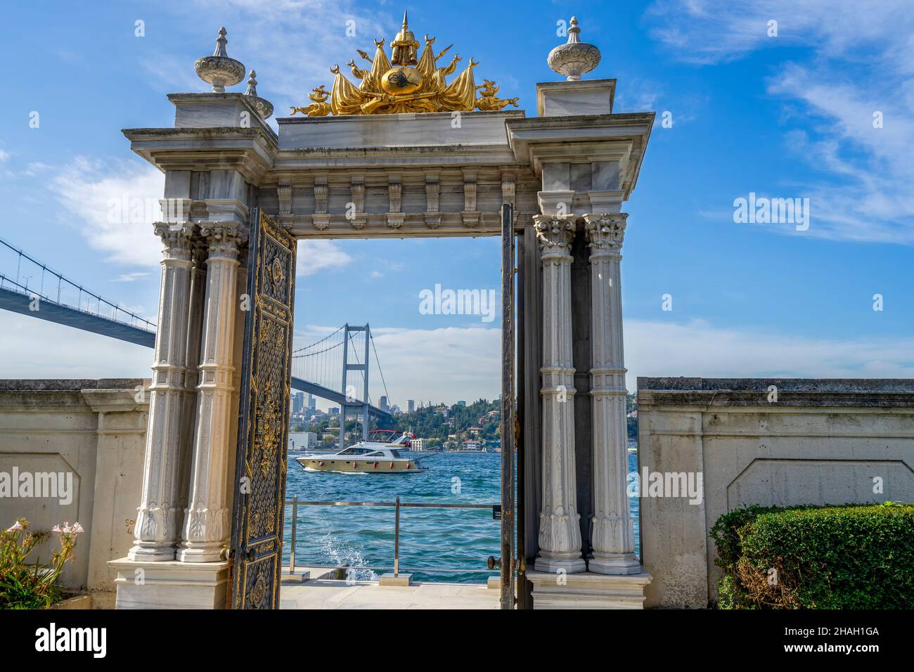 Detailansicht des Eingangstors des Beylerbeyi Palastes, der zum Bosporus, Istanbul, Türkei, öffnet. Stockfoto