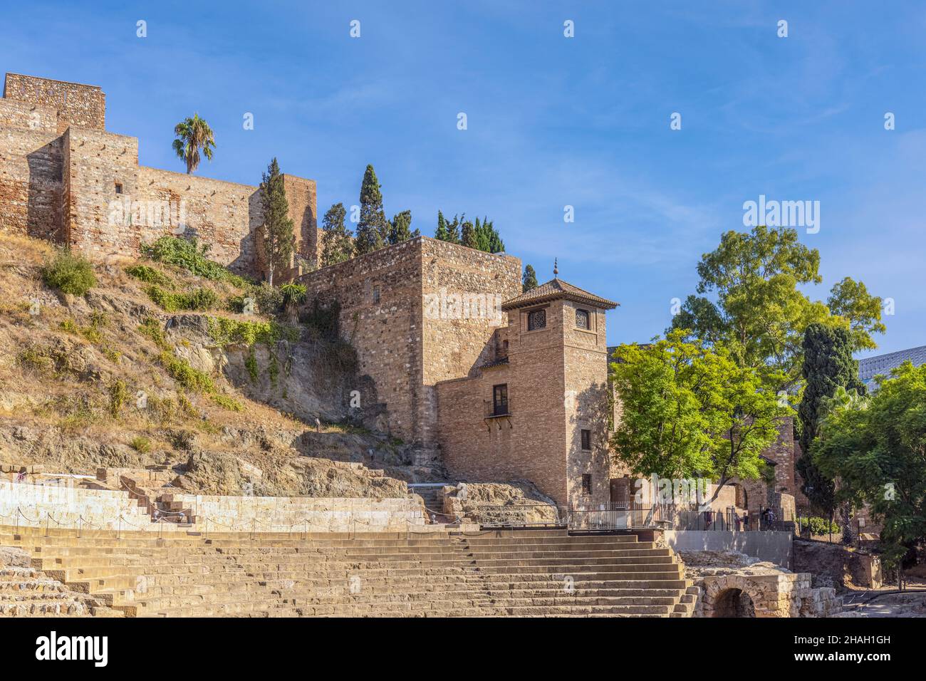 Das römische Theater unter den Mauern der maurischen Alcazaba, oder Festung, Malaga, Costa del Sol, Provinz Malaga, Andalusien, Südspanien. Die Thea Stockfoto