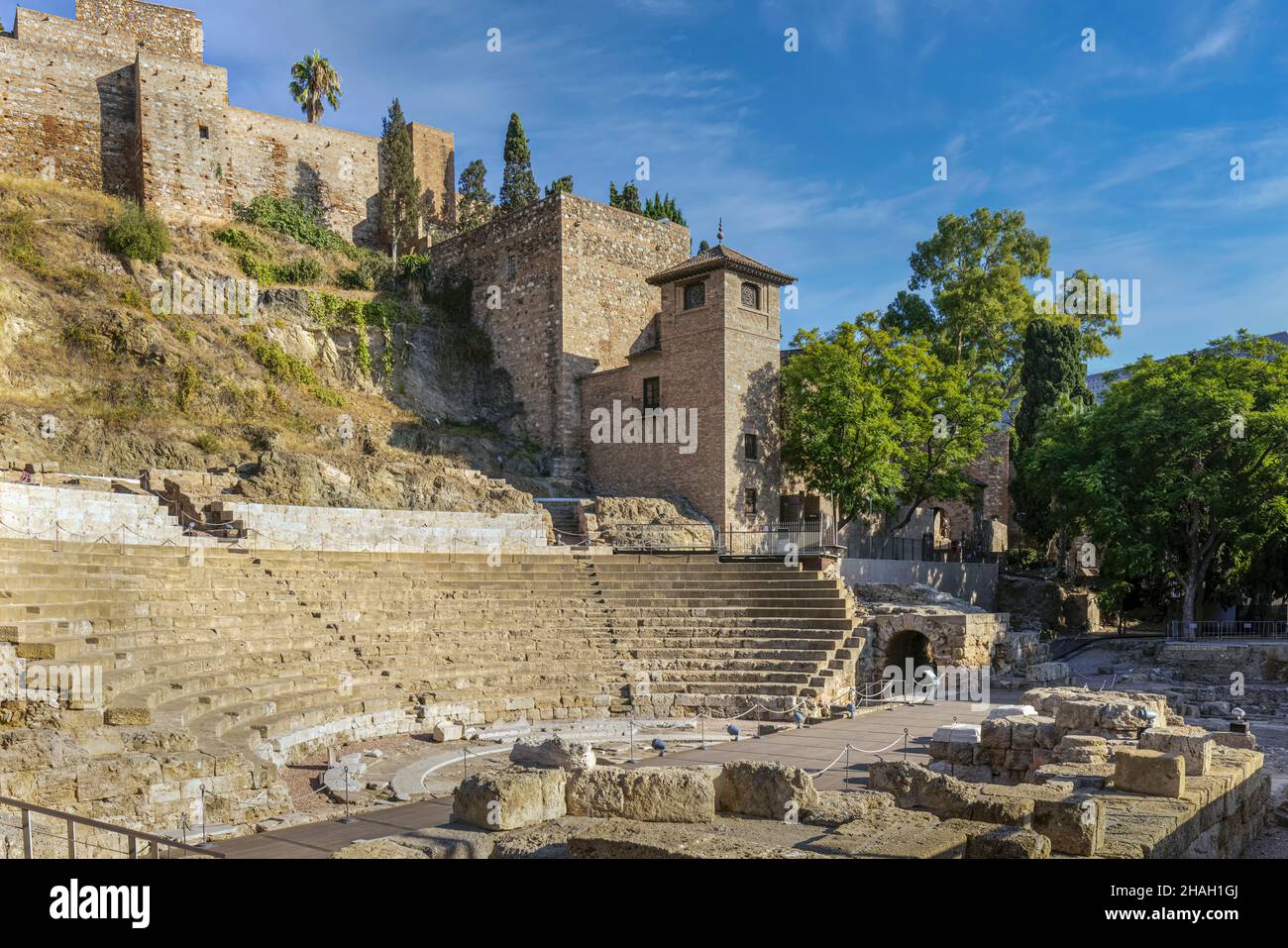 Das römische Theater unter den Mauern der maurischen Alcazaba, oder Festung, Malaga, Costa del Sol, Provinz Malaga, Andalusien, Südspanien. Die Thea Stockfoto