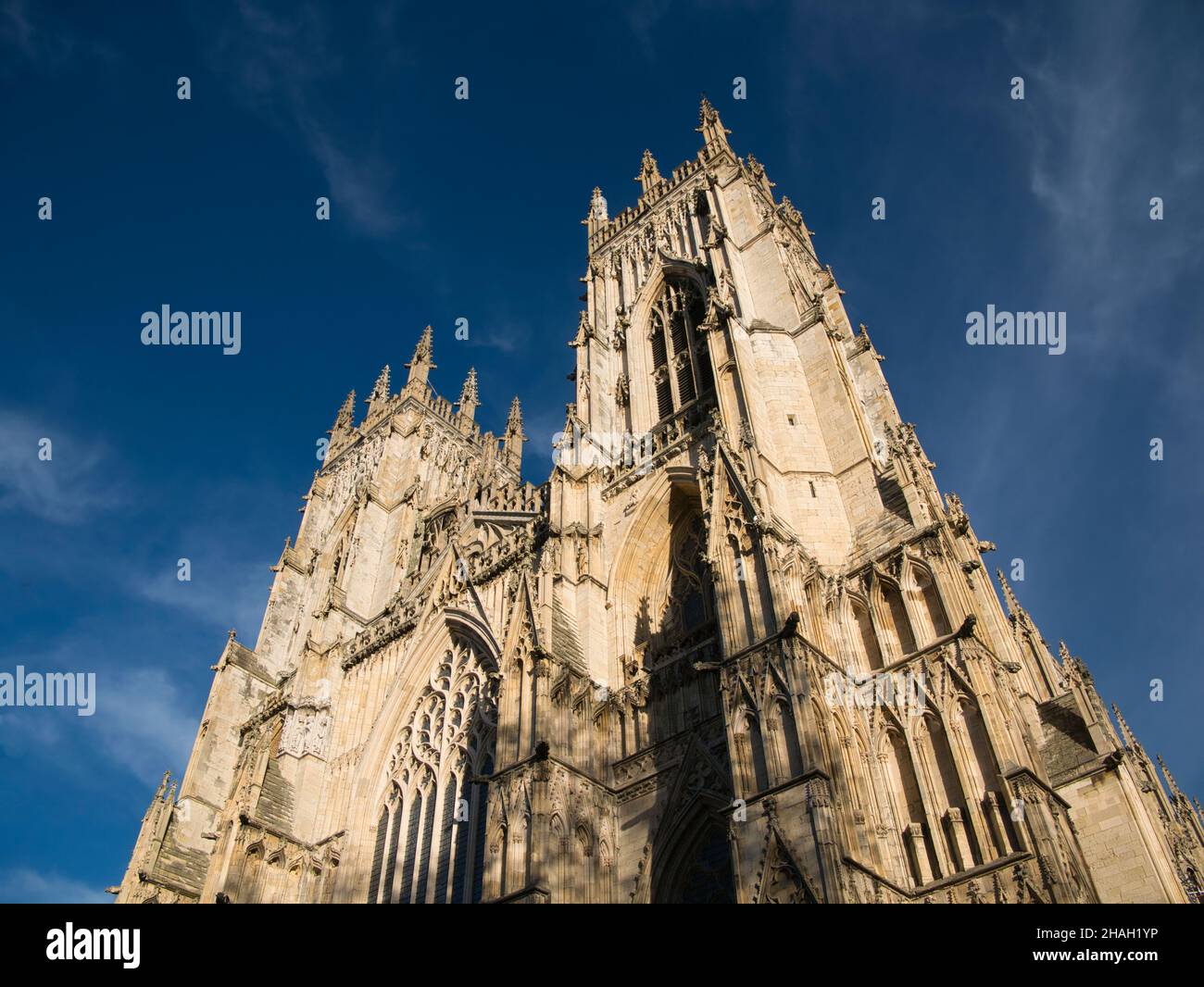 Die Türme am Eingang zum York Minster in Nordengland, Großbritannien. Erbaut aus magnesischem Kalkstein, wurde die Klosterkirche 1472 fertiggestellt und ist aus Stockfoto