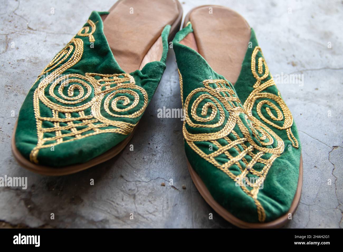 Handgemachte bunte Schuhe im arabischen Stil mit schönen dekorativen Ornamenten, zum Verkauf im traditionellen Straßenmarkt-Basar oder Suk Stockfoto