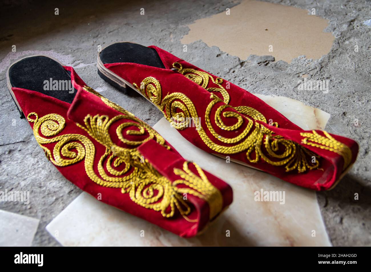 Handgemachte bunte Schuhe im arabischen Stil mit schönen dekorativen Ornamenten, zum Verkauf im traditionellen Straßenmarkt-Basar oder Suk Stockfoto