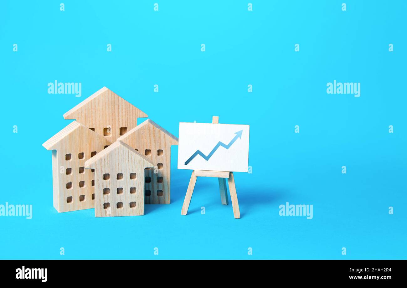 Stadtimmobilien und Staffelgraph Pfeil nach oben. Der Markt heizt das Wachstum an und zieht Investitionen an. Steigende Preise und Baukosten. Wirtschaftliche Erholung und Stockfoto
