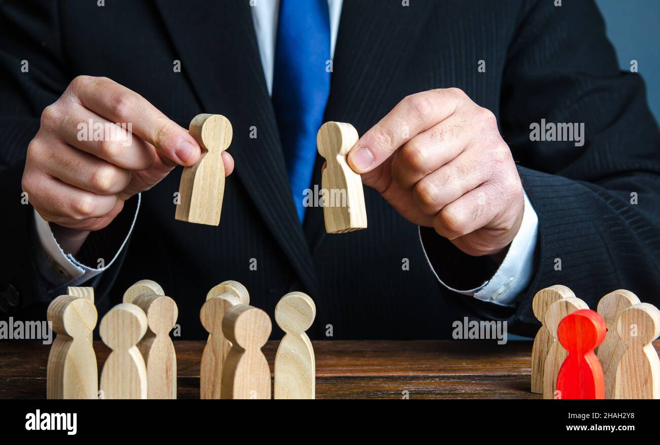 Ein Geschäftsmann bewertet Kandidaten für eine Anstellung. Personal- und Personalmanagement. Teambildung. Beschäftigung. Personalauswahl. Personal, Recr Stockfoto