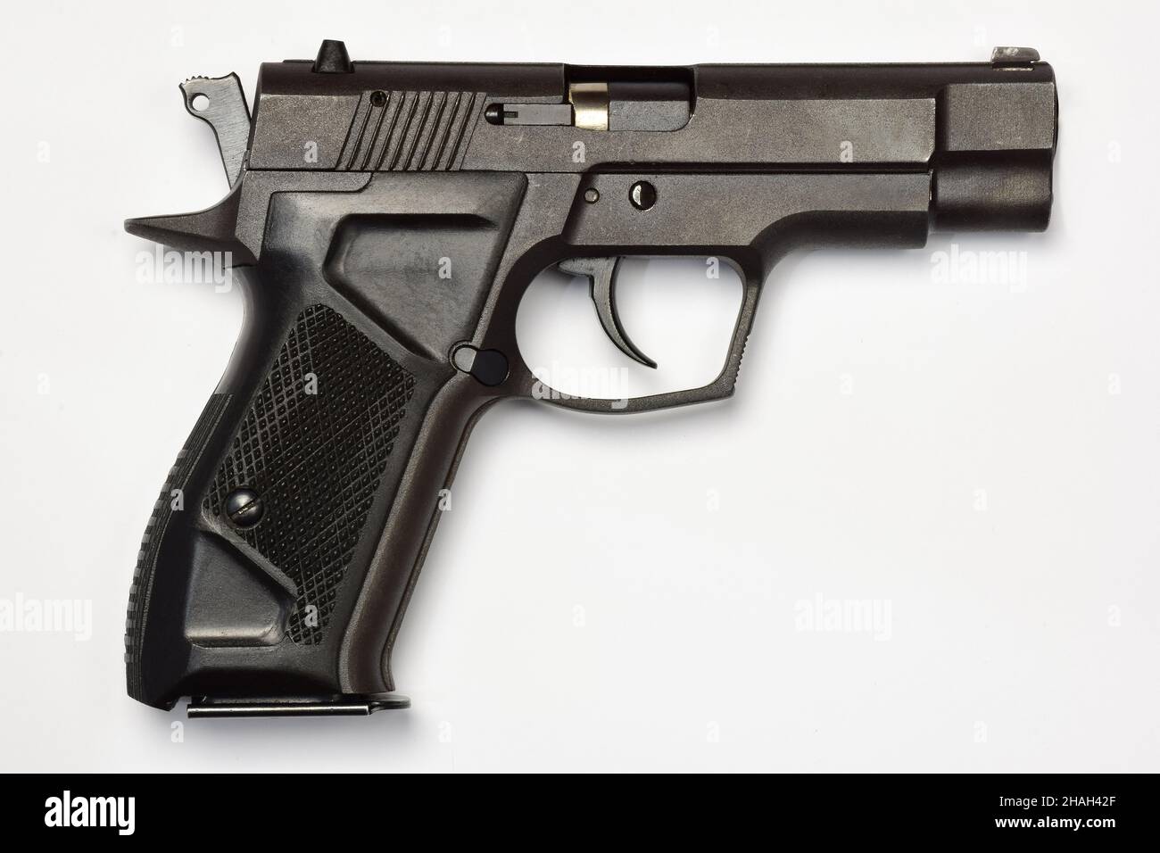 Schwarze Kampfpistole auf weißem Hintergrund. Seitenansicht in Nahaufnahme, Beschriftungsfeld einfügen Stockfoto