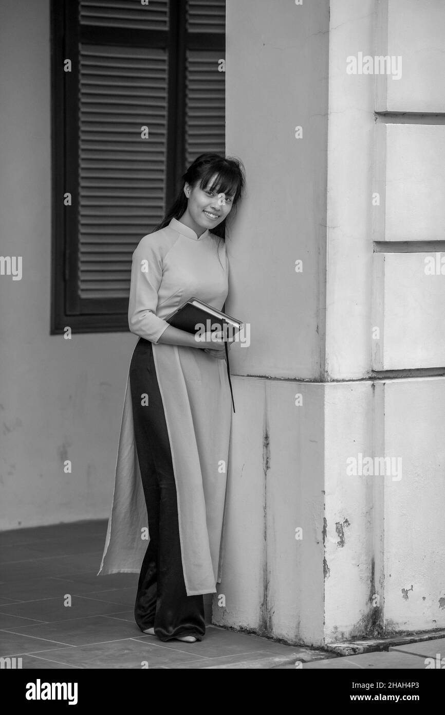 Kleid Ao Dai ist seit langem ein traditionelles Kostüm und ein typisches kulturelles Merkmal der vietnamesischen Nation. Durch jede Periode der Entwicklung des hist Stockfoto