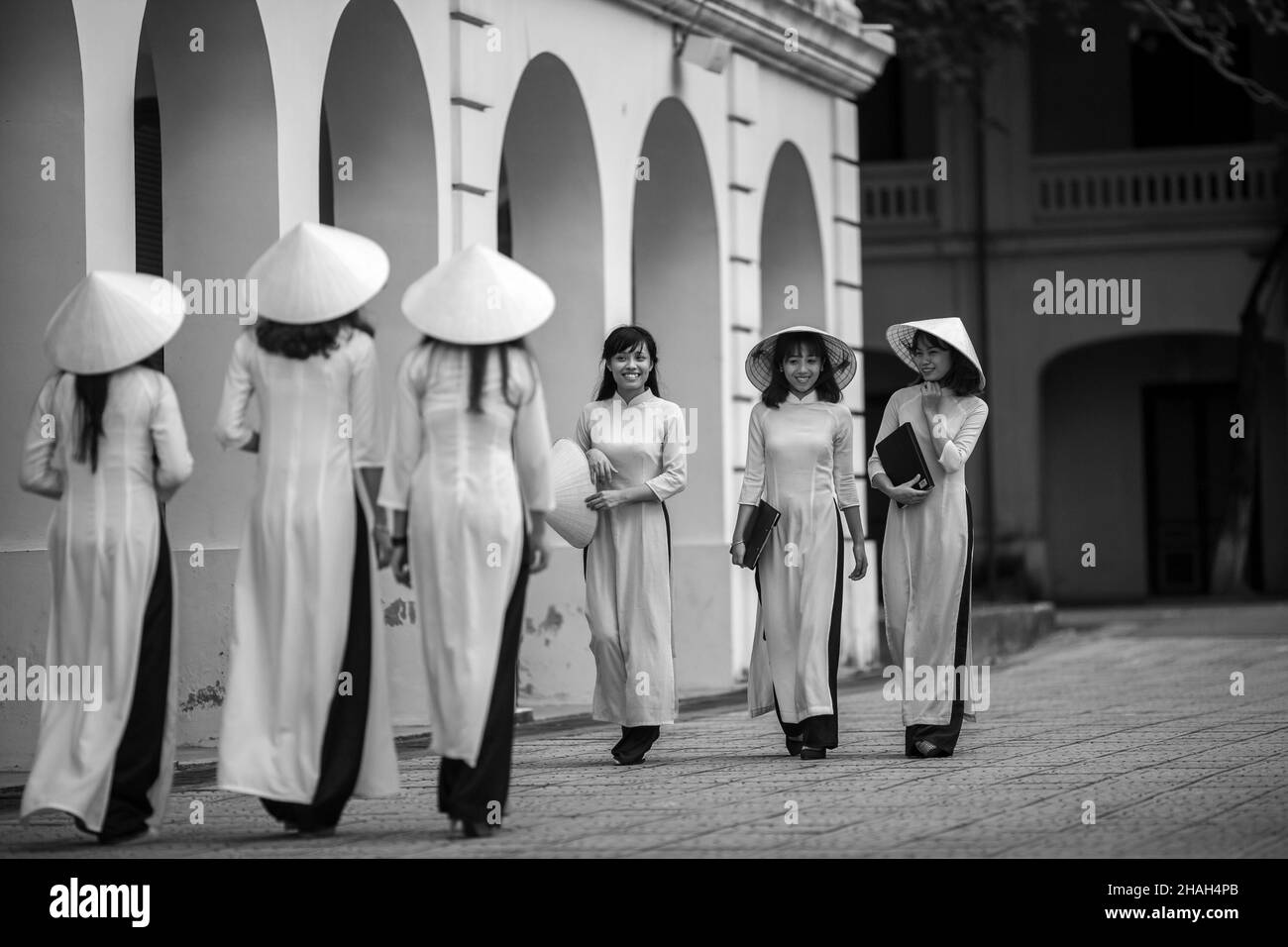 Kleid Ao Dai ist seit langem ein traditionelles Kostüm und ein typisches kulturelles Merkmal der vietnamesischen Nation. Durch jede Periode der Entwicklung des hist Stockfoto