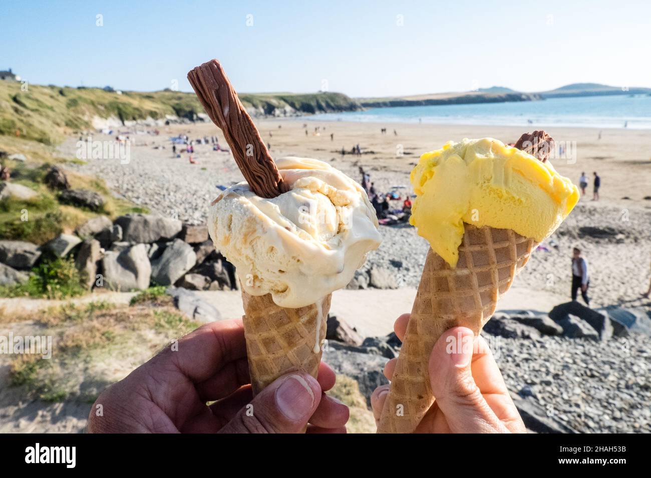 Schmelzen, Eis, Waffeln, Kegel, mit, Schokolade, 99, Flocken, Flocken, auf, ein, heiß, Sommer, Sommer, Tag, August, Whitesands, Strand, Whitesands Beach, Whitesands Bay, Küste, Küste, Küste, Küste, Küste, Küste, Pembrokeshire Coast Walk, Pembrokeshire Coast National Park, Wales, Walisisch, GB, Großbritannien, Großbritannien, Vereinigtes Königreich, LANDSCHAFT, SEASCAPE, Stockfoto