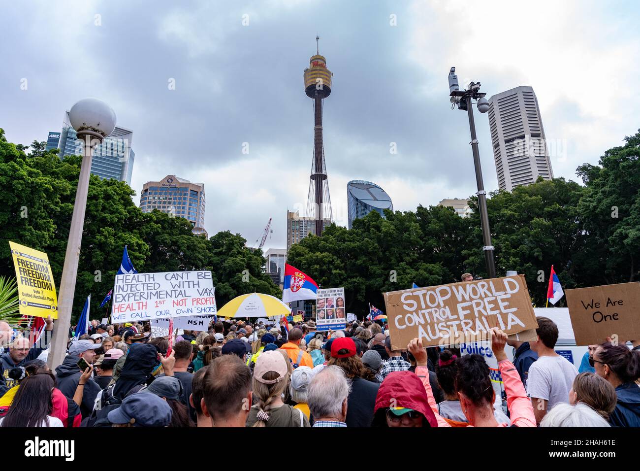 Protest gegen obligatorische Covid-Jabs und Beschränkungen in Australien. Tausende von Menschen in der Nähe des Sydney Eye Tower am 27. November 2021 Stockfoto