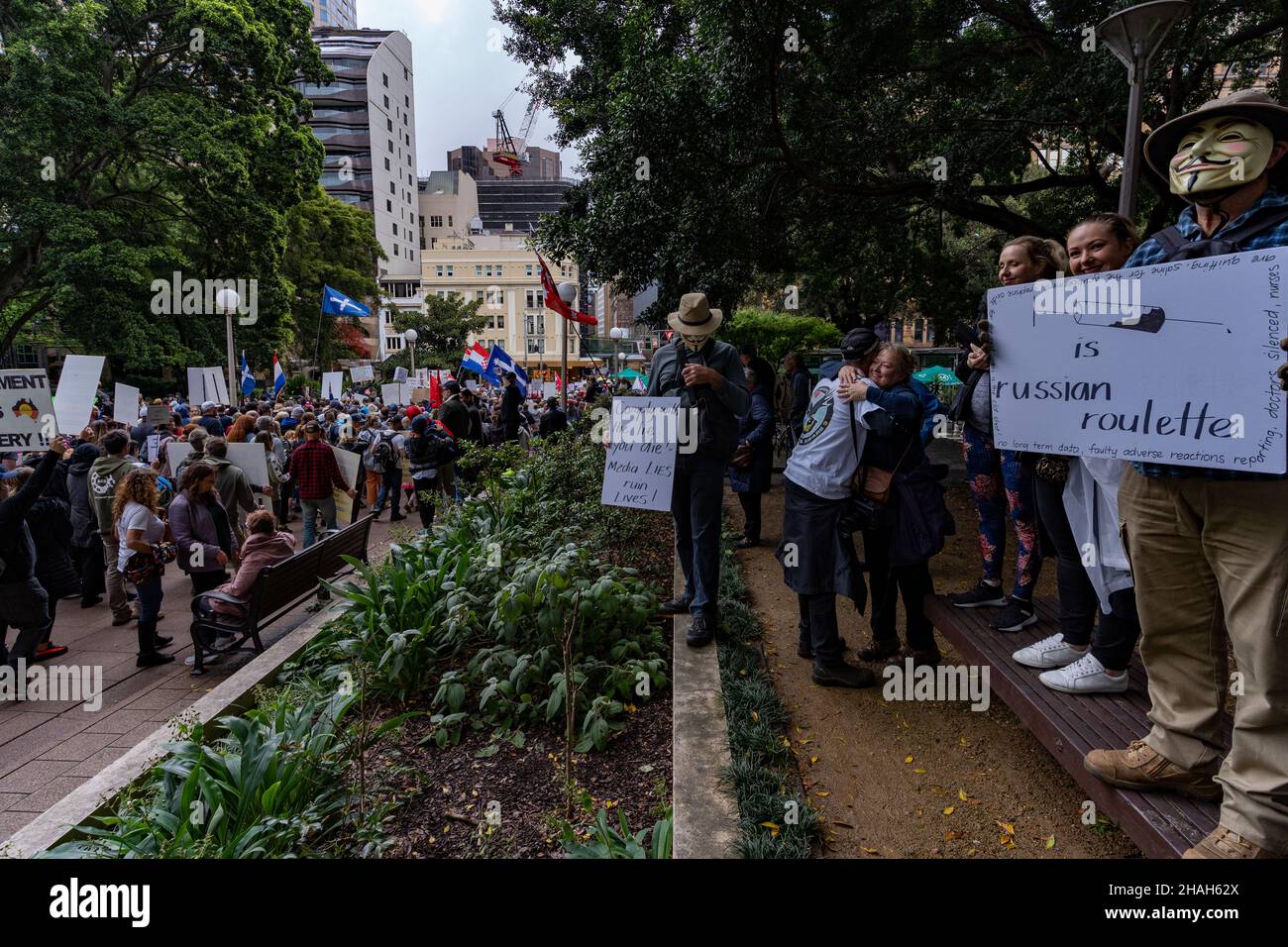 Menschen bei der Protestkundgebung, um sich gegen die obligatorische Impfpolitik der australischen Regierung zu wehren. Demonstration gegen Impfpass in Australien. Stockfoto