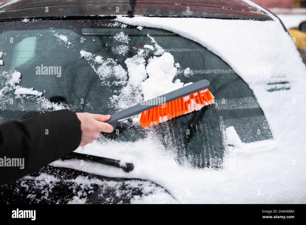 Frau räumt mit einem Besen Schnee aus einem Auto 4543491 Stock-Photo bei  Vecteezy