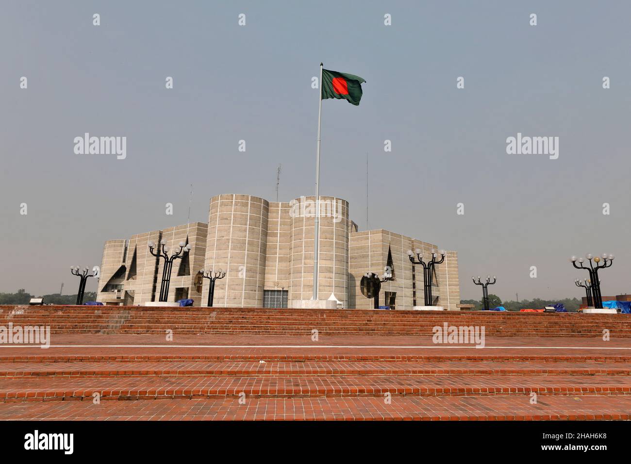 Dhaka, Bangladesch - 13. Dezember 2021: Das Nationalparlament von Bangladesch befindet sich in Sher-e-Bangla Nagar in Dhaka. Entworfen vom Architekten yale Unive Stockfoto