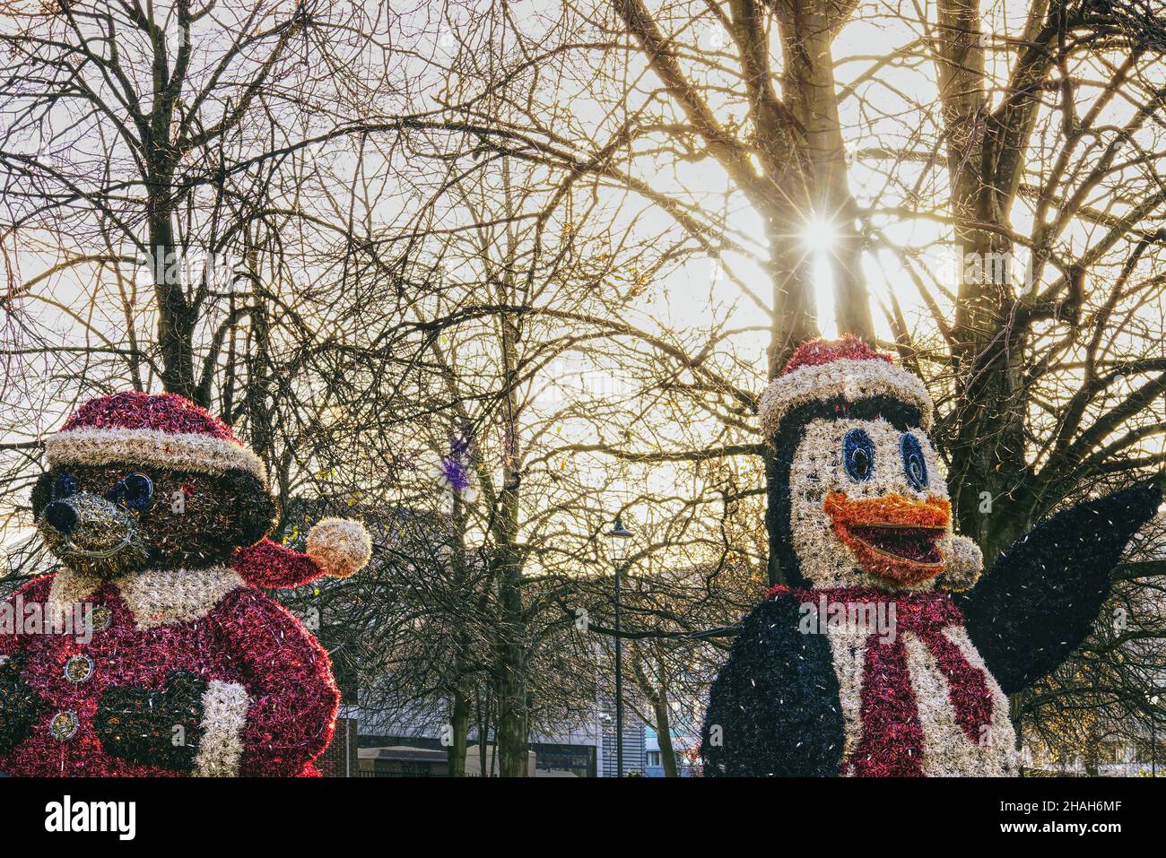 Flussgebiet von Bedford, Bedfordshire, Großbritannien - Weihnachtsfiguren, die von der Sonne beleuchtet werden Stockfoto