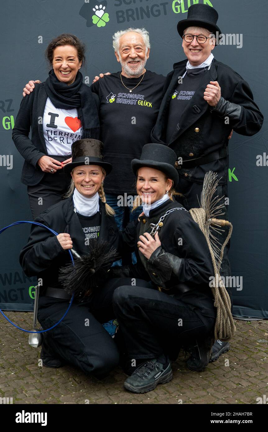 Berlin, Deutschland. 13th Dez 2021. Schauspieler Dieter Hallervorden (m) und Annette Rost (l) aus dem Berliner Tierheim lächeln neben Vertretern der Berliner Schornsteinfeger-Gilde bei einer Fotogelegenheit, einen 10.000-Euro-Scheck auszuhändigen. Das Geld, das durch die Schornsteinfeger gesammelt wird, wird den Tieren aus dem Berliner Tierheim zugute kommen. Quelle: Monika Skolimowska/dpa-Zentralbild/dpa/Alamy Live News Stockfoto