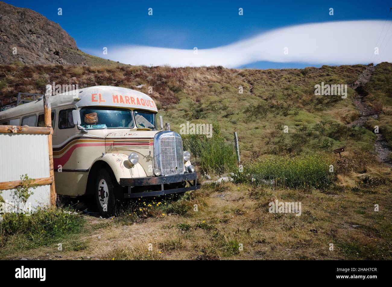El Chalten, Santa Cruz, Argentinien - März, 2020: Der alte Mercedes-Benz-Bus 1940s mit der Aufschrift La Marraqueta befindet sich in der Nähe des Wanderweges zur Laguna Torre Stockfoto