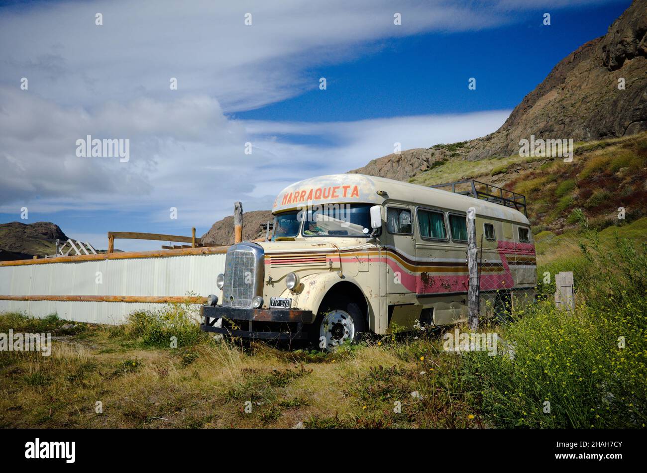 El Chalten, Santa Cruz, Argentinien - März 2020: Verlassener Bus mit Rost, der auf Rädern ins Haus umgebaut wurde. Alter Mercedes Benz Bus 1940s mit La Marraqueta Stockfoto