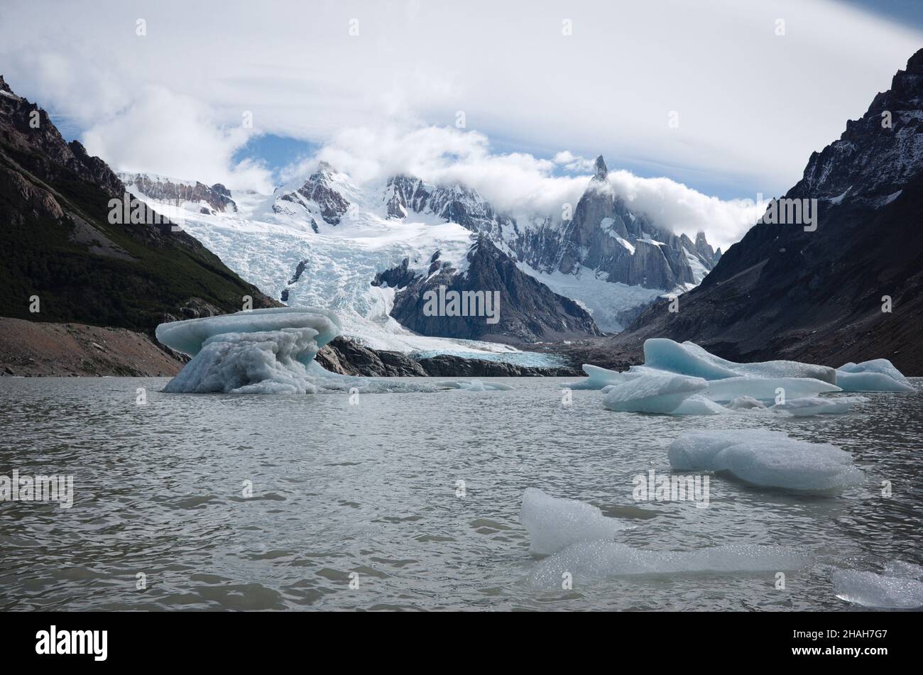 Laguna Torre See mit Eisbergen, die sich vom Gletscher lösen. Panoramablick auf den Cerro Torre Berg in den Wolken und den Gletscher Torre. Eine Tageswanderung nach Laguna Stockfoto