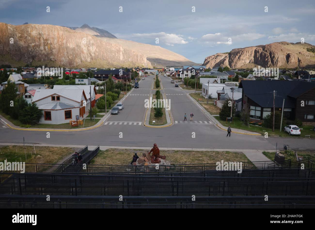 El Chalten, Santa Cruz, Argentinien - März, 2020: Blick vom Wanderweg auf dem Hügel zur Hauptstraße von El Chalten - Trekking-Hauptstadt des argentinischen Patagonien Stockfoto