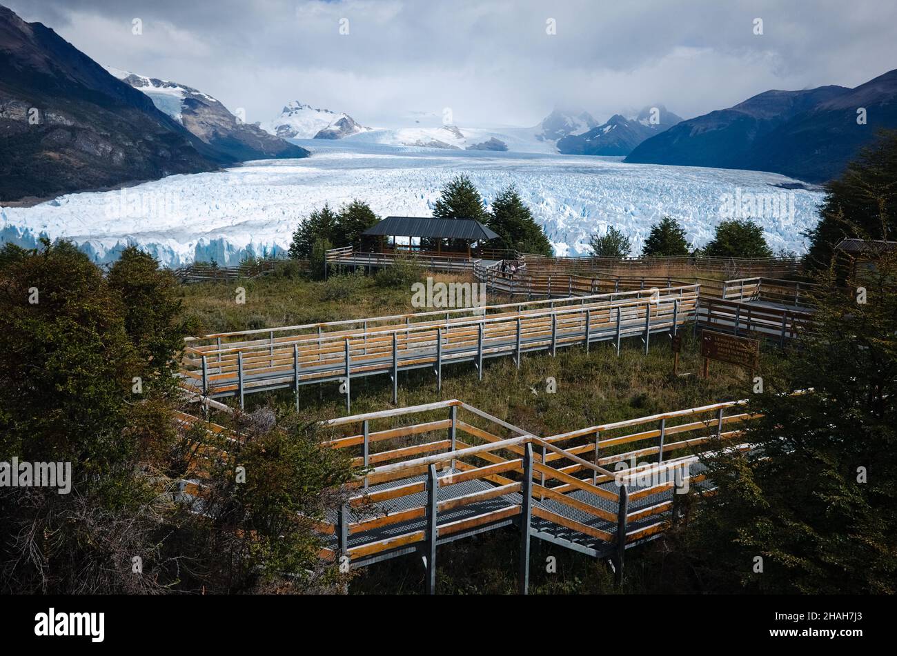 Gehweg zum Aussichtspunkt des Perito Moreno Gletschers im Los Glaciares Nationalpark, Patagonien, Argentinien. Blick auf den Touristenpfad und den Perito Moreno Gletscher Stockfoto