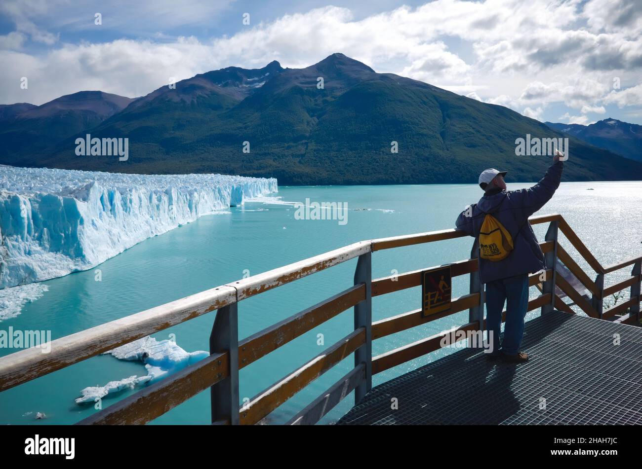 Los Glaciares National Park, Santa Cruz, Argentinien - März, 2020: Einsamer Tourist macht Selfie gegen den Perito Moreno Gletscher und den Lago Argentino See Stockfoto
