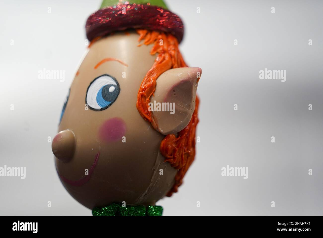 Die Weihnachtself-Schöpfung in Cadbury World in Bournville. Der Elf wiegt 8kg, das entspricht 178 Standardbarren Cadbury Dairy Milk, und steht bei 50cm hoch. Bilddatum: Montag, 13. Dezember 2021. Stockfoto