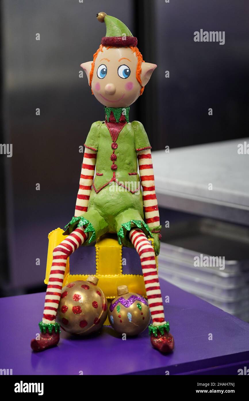 Die Weihnachtself-Schöpfung in Cadbury World in Bournville. Der Elf wiegt 8kg, das entspricht 178 Standardbarren Cadbury Dairy Milk, und steht bei 50cm hoch. Bilddatum: Montag, 13. Dezember 2021. Stockfoto